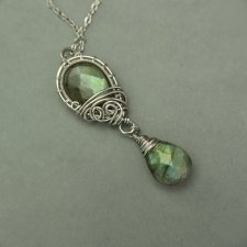 Długi wisiorek z labradorytami, wire wrapping, stal chirurgiczna, labradoryt