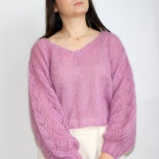 Moherowy sweter z ażurowymi rękawami