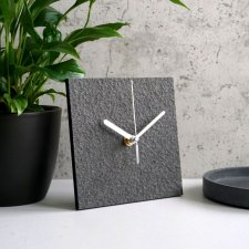 Minimalistyczny zegar stołowy