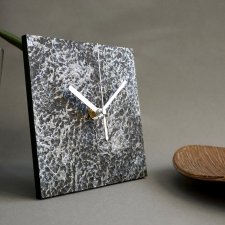 Abstrakcyjny zegar stojący z papieru z recyklingu