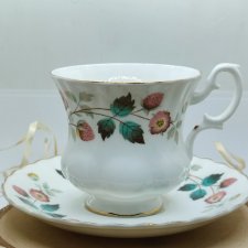 Richmond bone china angielska porcelana filiżanka i spodek truskawki