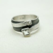 Srebrny pierścionek piaskowany z topazami