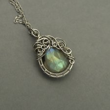 Wisiorek z kolorowym labradorytem, wire wrapping, stal chirurgiczna, labradoryt wisior