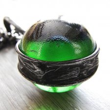 Zielona szklana kula - antyczny wisior