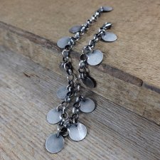 Bransoletka z zawieszonymi blaszkami