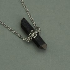 Mały krótki Talizman antracytowy kryształ górski tytanowa aura, wire wrapping, stal chirurgiczna