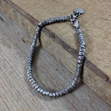 Bransoletka ze skręconymi rurkami na łańcuszku