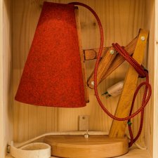 ZORYA - Unikalna, regulowana, drewniana lampka biurkowa | Czerwona