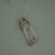 Wisiorek Talizman duży, jasny, surowy ametyst, wire wrapping, stal chirurgiczna