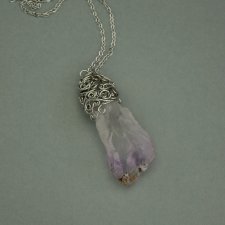 Wisiorek Talizman duży, jasny, surowy ametyst, wire wrapping, stal chirurgiczna