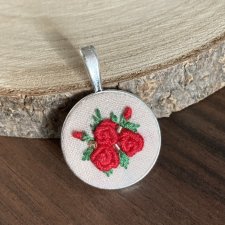 wisiorek róże haft
