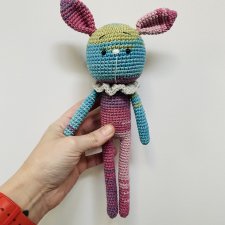 Kolorowy królik maskotka szydełkowa handmade