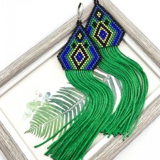 Kolczyki wiszące, koraliki z frędzlami, intensywne kolory.