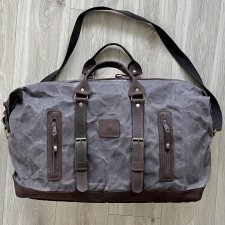 Duża szaro-brązowa torba podróżna ze skóry i bawełny woskowanej w stylu Vintage.