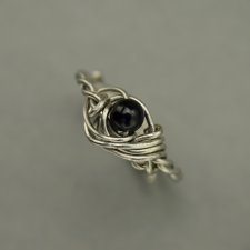 Pierścionek regulowany czarny onyks, wire wrapping stal chirurgiczna