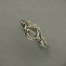 Pierścionek regulowany labradoryt, wire wrapping, stal chirurgiczna