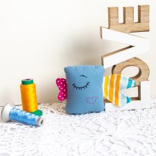 Rybka z książeczką ( maskotka plus życzenia )