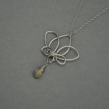 Wisiorek kwiat lotosu labradoryt, wire wrapping, stal chirurgiczna