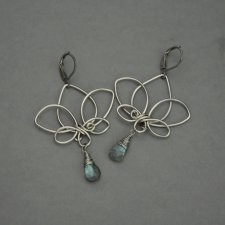 Długie kolczyki kwiat lotosu z labradorytami stal chirurgiczna, wire wrapping labradoryt