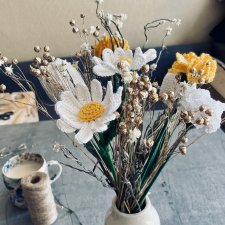 Bukiet szydełkowych i suszonych kwiatów