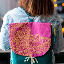 Turkusowo-różowy plecak z haftowaną klapą