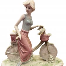 piękna Figurka dziewczyny na rowerze.