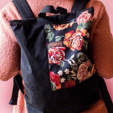 Czarny plecak kurierski patchwork w kwiaty