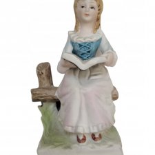 Ceramiczna figurka dziewczynka
