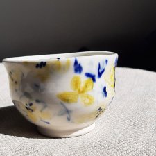 Porcelanowa czarka do herbaty. Ręcznie malowana w japońskim stylu. Impresja - kaczeńce.