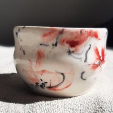 Czarka z porcelany do herbaty. Ekspresja - Czerwone kwiaty
