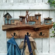 Drewniany wieszak z domkami, na ubrania - Wioska