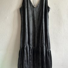Silk - jedwabna sukienka w stylu lat 20/30 - In WEAR dekolt z przodu i z tyłu