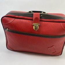 czerwona walizka