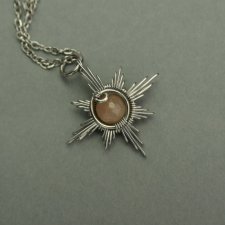 Mały wisiorek róża wiatrów kamień słoneczny, wire wrapping