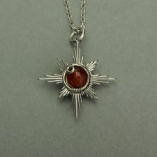 Mały wisiorek róża wiatrów czerwony karneol, wire wrapping, stal chirurgiczna