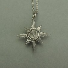 Mały wisiorek róża wiatrów kryształ górski, wire wrapping, stal chirurgiczna