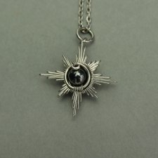 Mały wisiorek róża wiatrów hematyt, wire wrapping, stal chirurgiczna