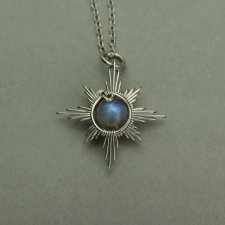 Mały wisiorek róża wiatrów niebieski labradoryt, wire wrapping, stal chirurgiczna