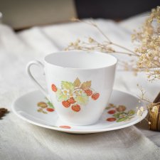 Filiżanka w poziomki, porcelana