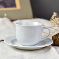 Biała porcelanowa filiżanka