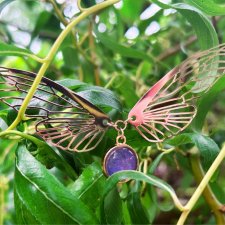 Naszyjnik MIDSOMMAR – Motyl w kolorach różowego złota i lawendy