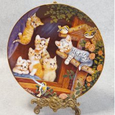 PORCELANOWY KOLEKCJONERSKI TALERZ JURGEN SCHOLZ FRISKY FELINES KITTEN CAPERS BRADEX COLLECTORS PLATE