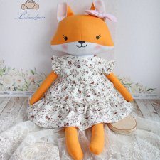 Lisek Aida przytulanka w beżowo bordowej sukieneczce w kwiaty