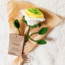 Róża zielono -żółta z włóczki dziergana
