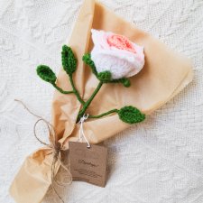Róża z włóczki na szydełku brzoskwiniowa