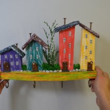 Drewniany wieszak na klucze z kolorowymi domkami i zielonymi roślinami, 4 haczyki,