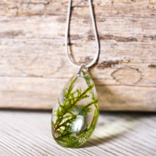 Naszyjnik z pięknym mchem w żywicy.