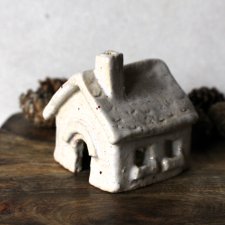 mały zimowy domek, świecznik ceramiczny