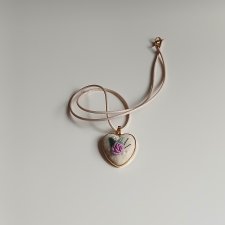 Ręcznie haftowany wisior "Naomi"