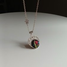 Ręcznie haftowany wisior "Ika"